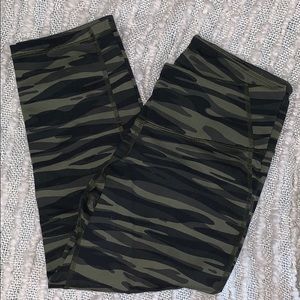 Crop athletic leggings camo